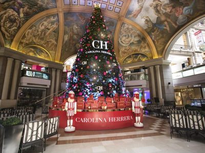 El gran árbol de Navidad que armaron en las porteñas Galerías Pacífico