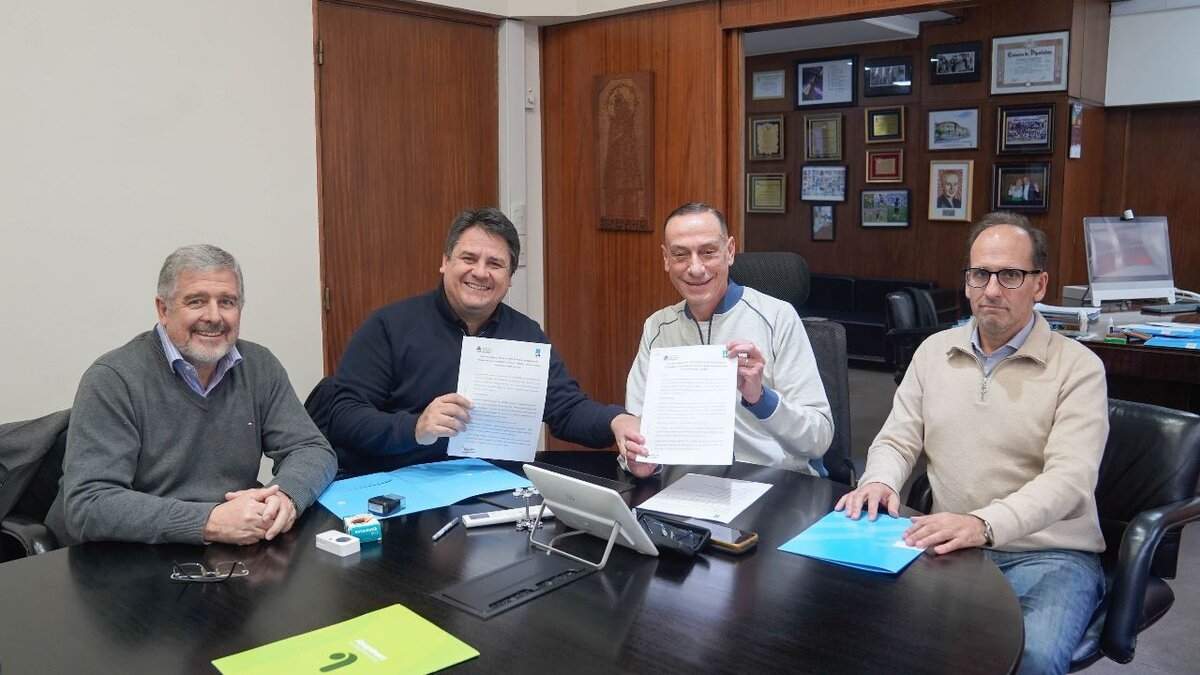 Gaido en la firma del convenio. Fuente: (Twitter)