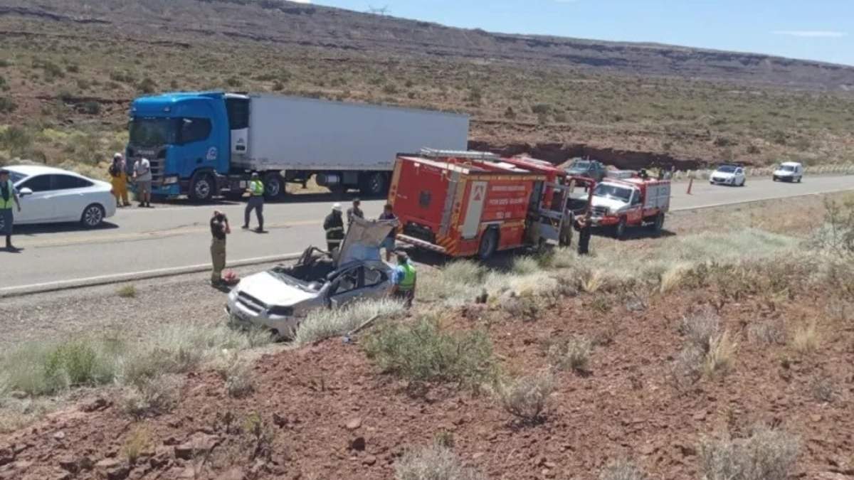 Una pareja volcó en la Ruta Nacional 237. Fuente: (Facebook)