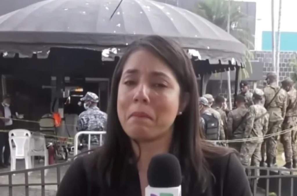 Reportera llora al cubrir la tragedia de la discoteca Jet Set; sus seres queridos fallecieron en el lugar