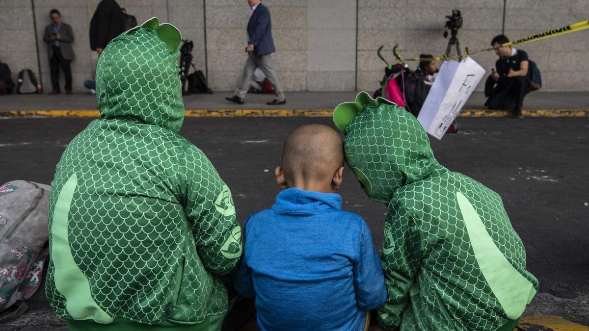 Protesta por falta de medicamentos para niños con cáncer en el AICM