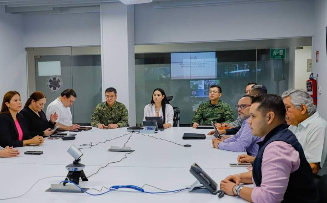 La gobernadora morenista Indira Vizcaíno con el gabinete de seguridad