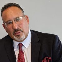 Joe Biden perfila al latino Miguel Cardona como secretario de Educación de EU