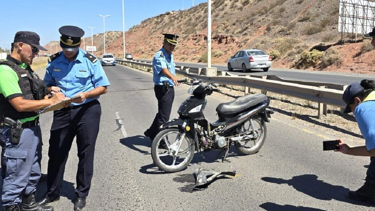 La moto en la que circulaba Nicolás Alarcón, de 24 años, la víctima fatal. Fuente (Centenario Digital)