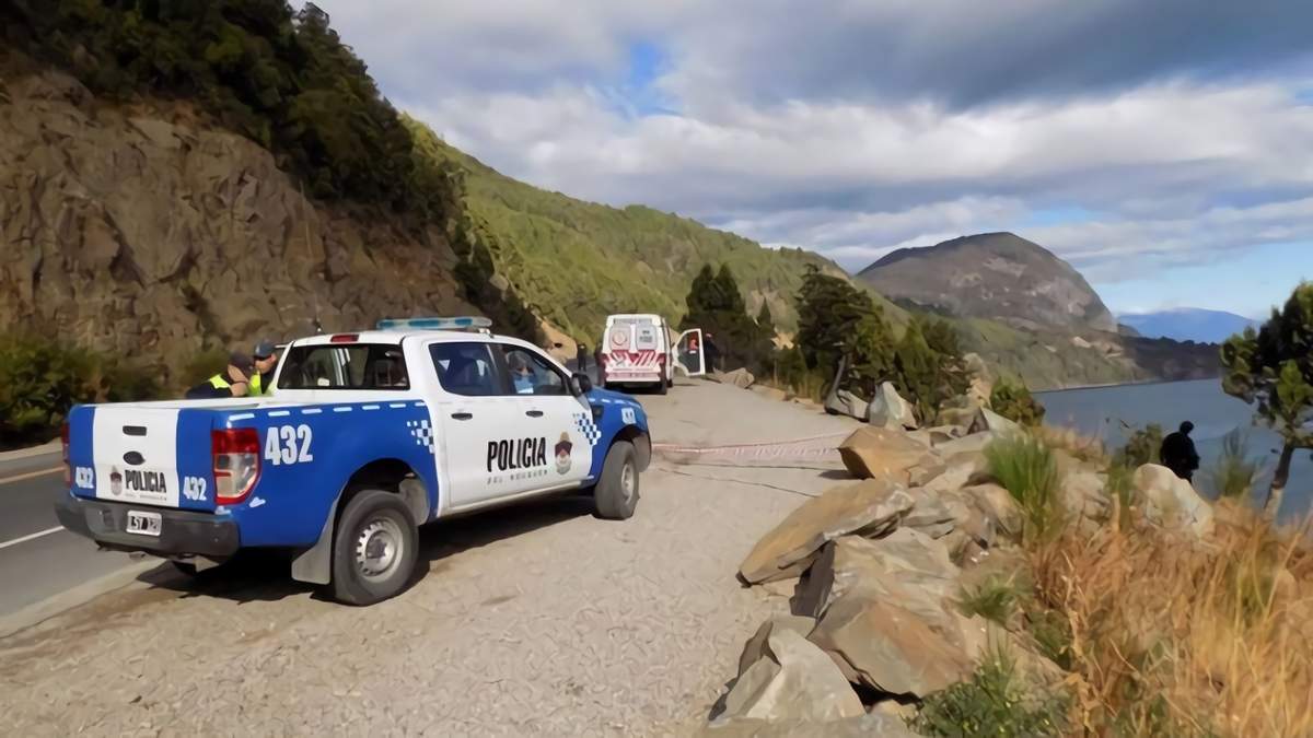 Móvil policial a la vera del lago Lácar. Fuente: (Twitter)
