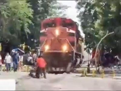 Tres personas salvan a un hombre en silla de ruedas de ser arrollado por el tren (Video)