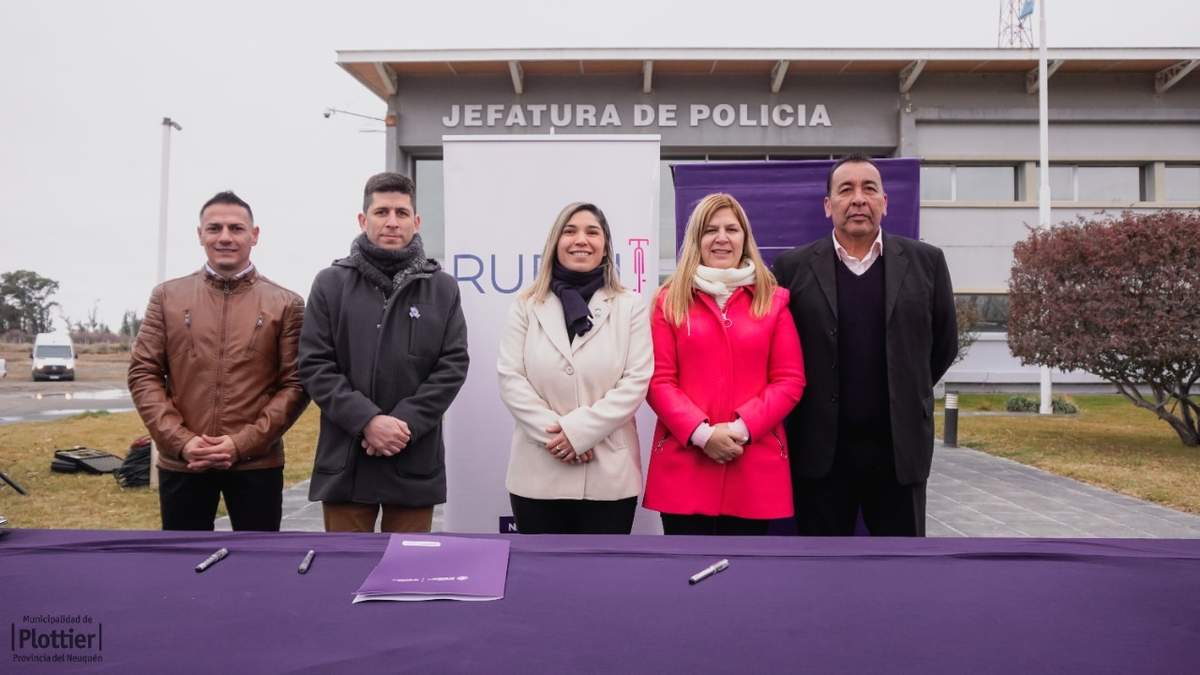 Gloria Ruiz y autoridades provinciales. Fuente (Municipalidad de Plottier).