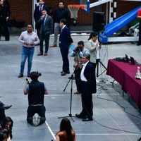 Diputados llegan a sede alterna en la Magdalena Mixhuca en medio del caos