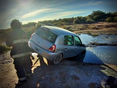 Cayó al agua: accidente en Plaza Huincul sobre ruta 22