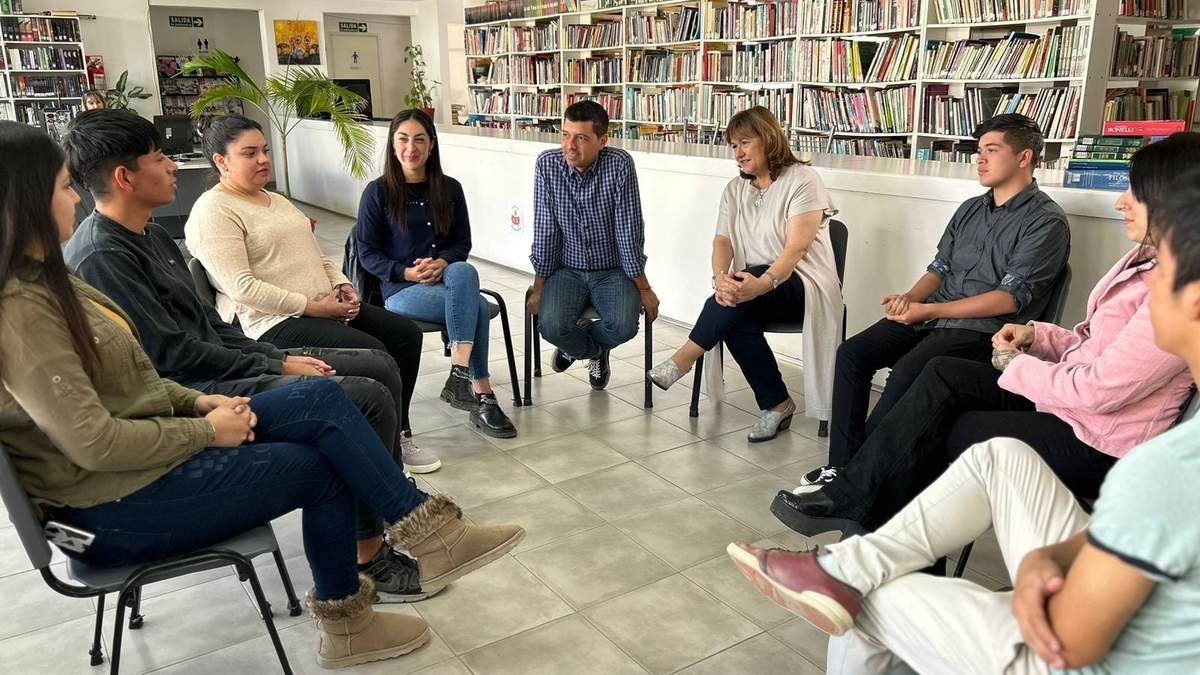 Ambos candidatos reunidos con estudiantes. Fuente: (Twitter)