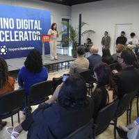 Nuevas tecnologías quitan oportunidades de empleo a latinos en EU: esto revela un informe
