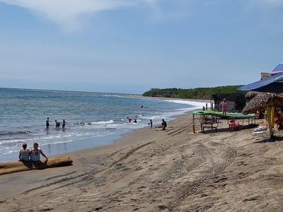 Muere mesero que rescató a una niña atrapada por la corriente en Puerto Vallarta