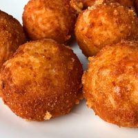 Si te sobró arroz, no lo tires: prepará estas crujientes bolitas rellenas de queso y calabresa