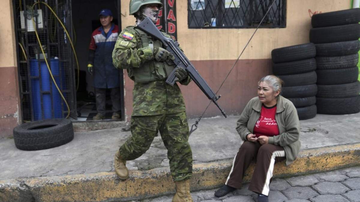 Militares patrullan por una zona residencial del sur de Quito, Ecuador