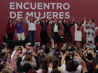 Mujeres de la 4T arropan a Sheinbaum con el grito “¡presidenta, presidenta!”