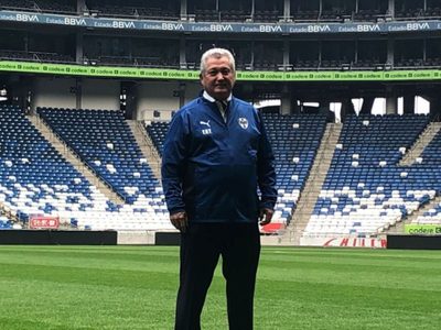 Vucetich sale en ambulancia del entrenamiento de Rayados
