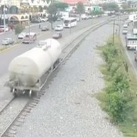 Percance ferroviario deja un muerto, tres heridos y vehículos dañados en Querétaro (Video)