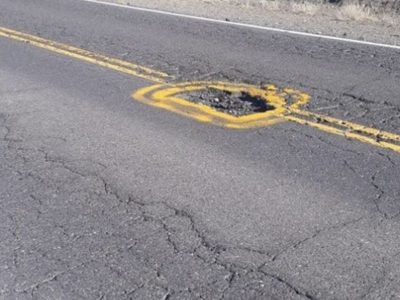 Vecinas cansadas por el mal estado de la ruta 40 decidieron marcar los baches con pintura