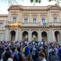 Trabajadores del Hospital Bonaparte realizan un abrazo simbólico al edificio