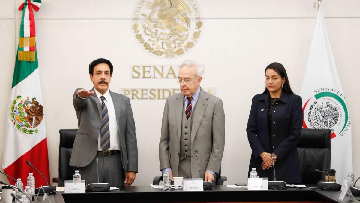 Omar Fayad en la reunión con senadores
