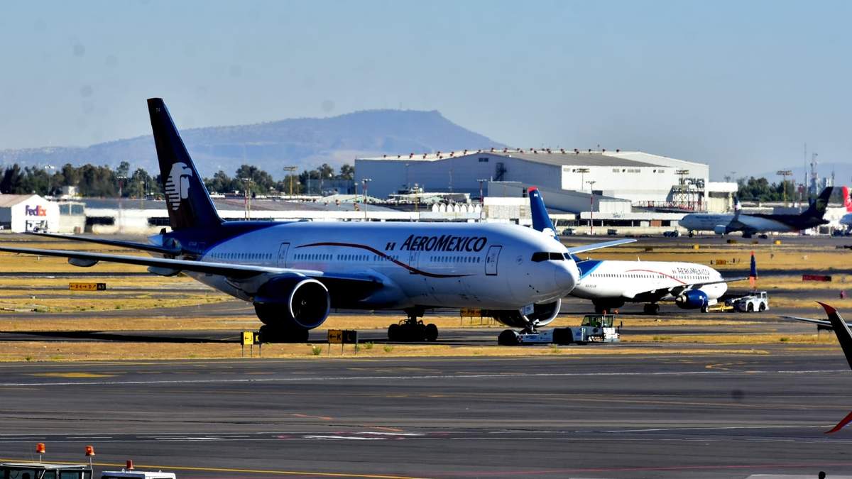 Un avión de Aeroméxico en el AICM