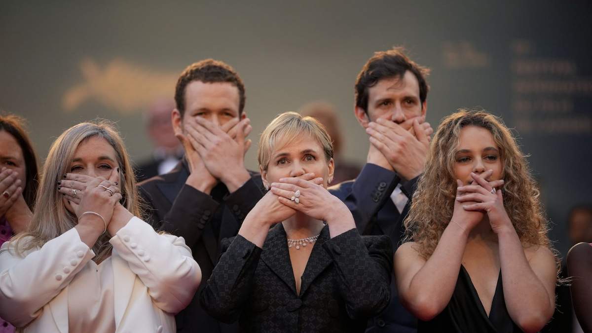 Judith Godreche, en el centro, posa con las manos tapándose la boca al llegar al estreno de la película "Furiosa"