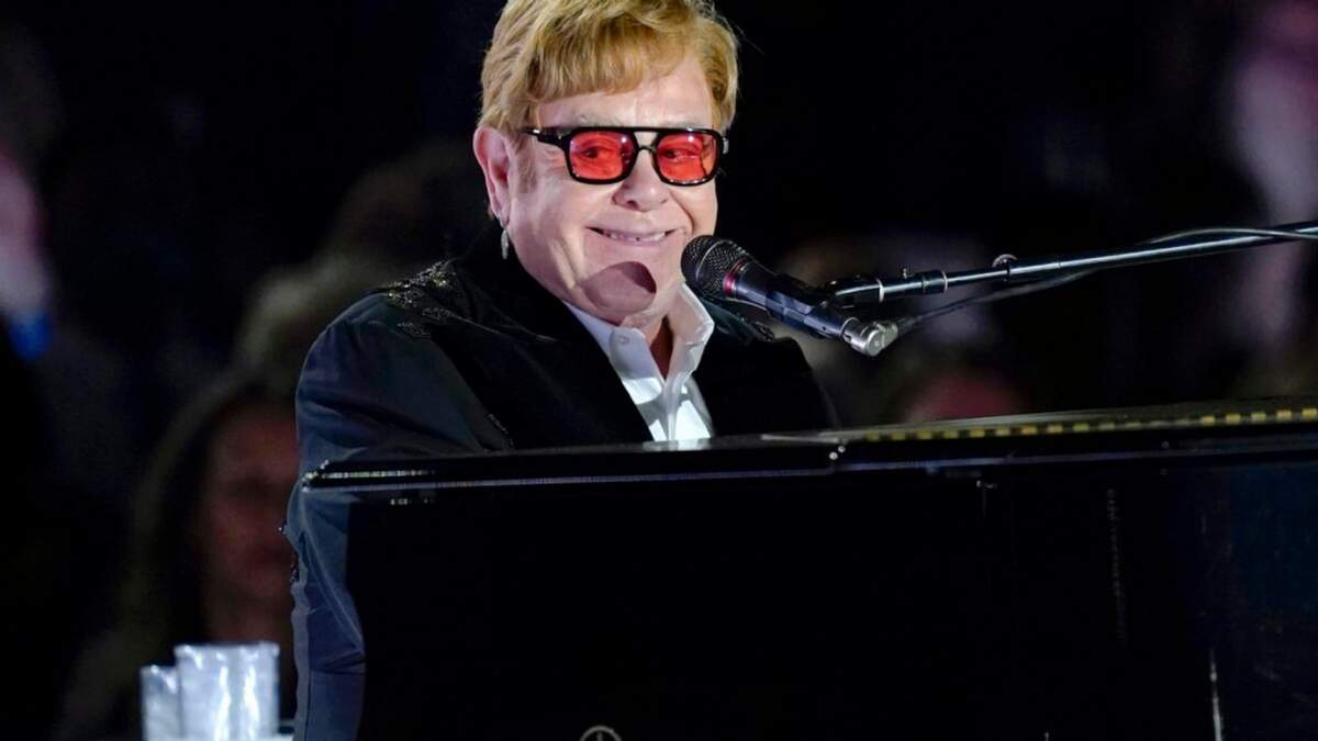 Elton John actúa en el jardín sur de la Casa Blanca en Washington el 23 de septiembre de 2022