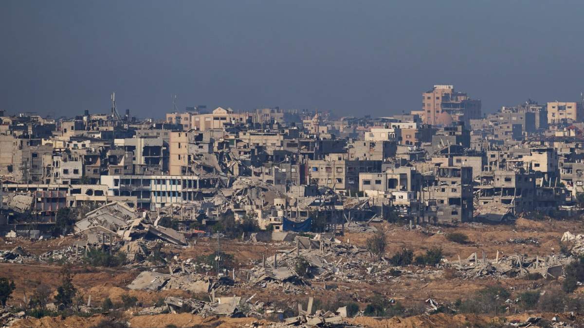 Edificios destruidos en la Franja de Gaza vistos desde el sur de Israel, martes 18 de noviembre de 2025