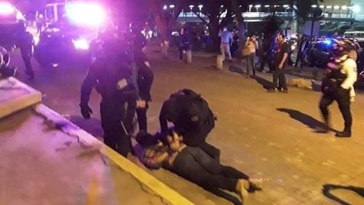 El desalojo de maestros ocurrió la noche de este lunes en la ciudad de Xalapa