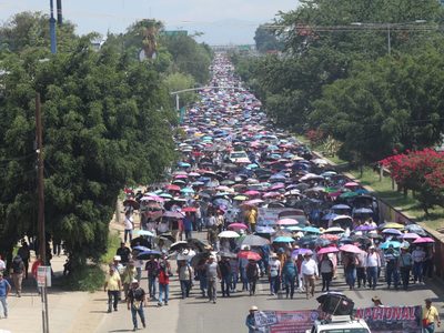 “¡Si no hay solución, no rueda su balón!": maestros de la Sección 22 del SNTE marchan en Oaxaca