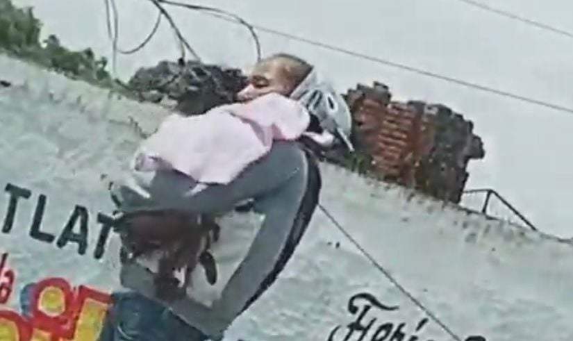 Mujer finge cargar un bebé