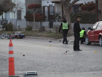 Choque fatal en Centenario: murió un motociclista