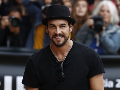 La foto del momento: Mario Casas "flechado" por una actriz belga y sus fans mencionan a Blanca