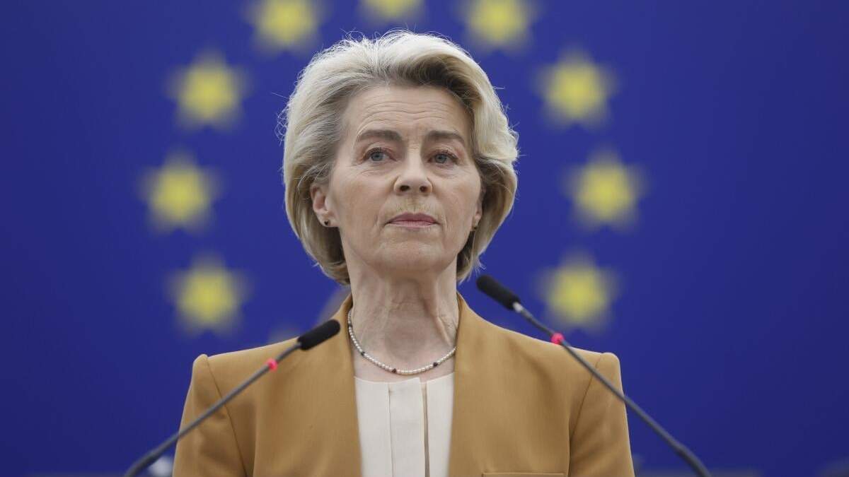 La presidenta de la Comisión Europea, Ursula von der Leyen, ofrece un discurso en el Parlamento Europeo en Estrasburgo, en el este de Francia, el martes 6 de febrero de 2024. El ejecutivo de la Unión Europea archivó el martes una propuesta para vetar pesticidas, una nueva concesión tras semanas de protestas agrarias que bloquearon grandes capitales y núcleos económicos en el bloque de 27 países