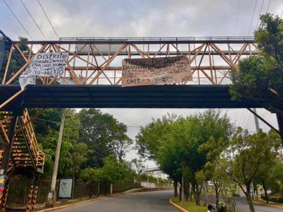 Con corona de flores en oficina y narcomantas amenazan a fiscal de Xalapa