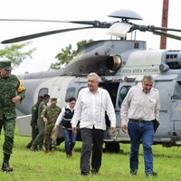 López Obrador rechaza críticas por sobrevolar zonas inundadas y no meterse al agua