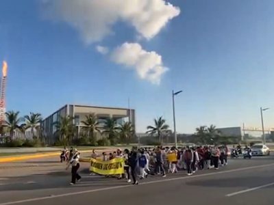 Protestan en Dos Bocas por reubicación de escuelas colindantes con la refinería Olmeca