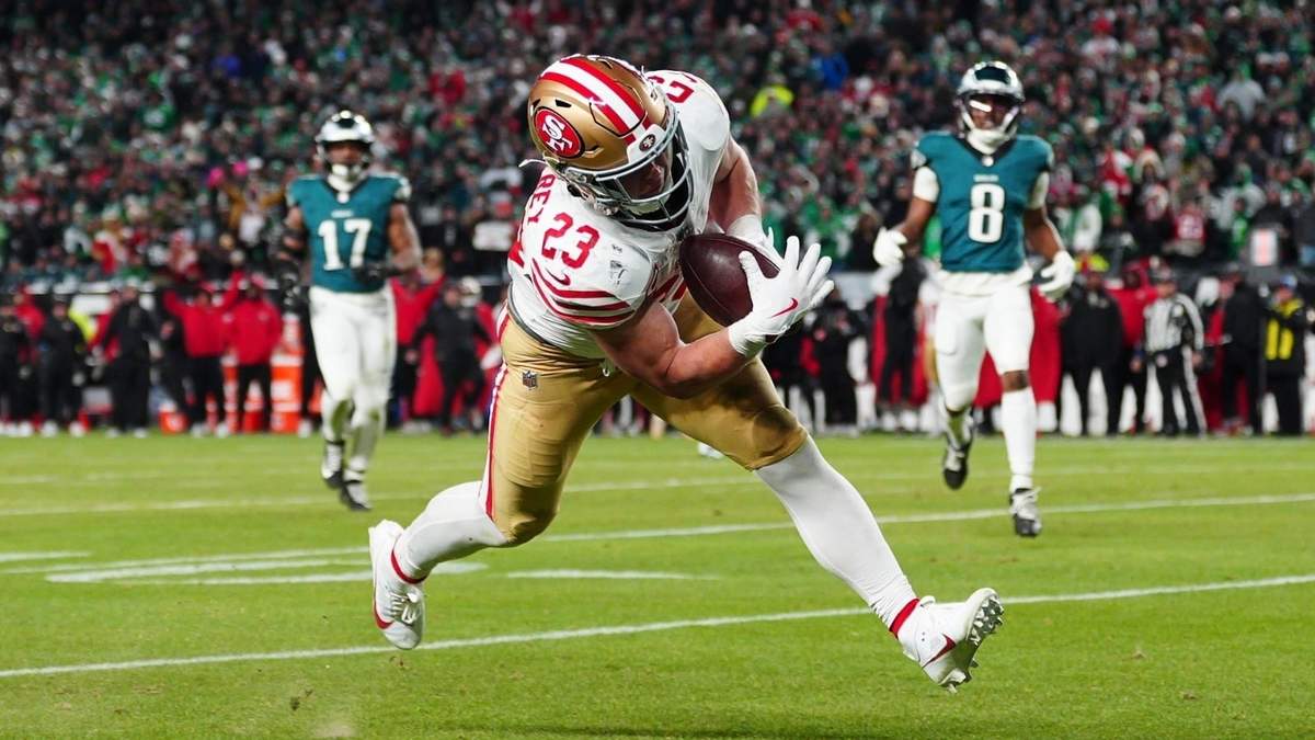 Christian McCaffrey, running back de los 49ers de San Francisco, anota un touchdown durante la segunda mitad