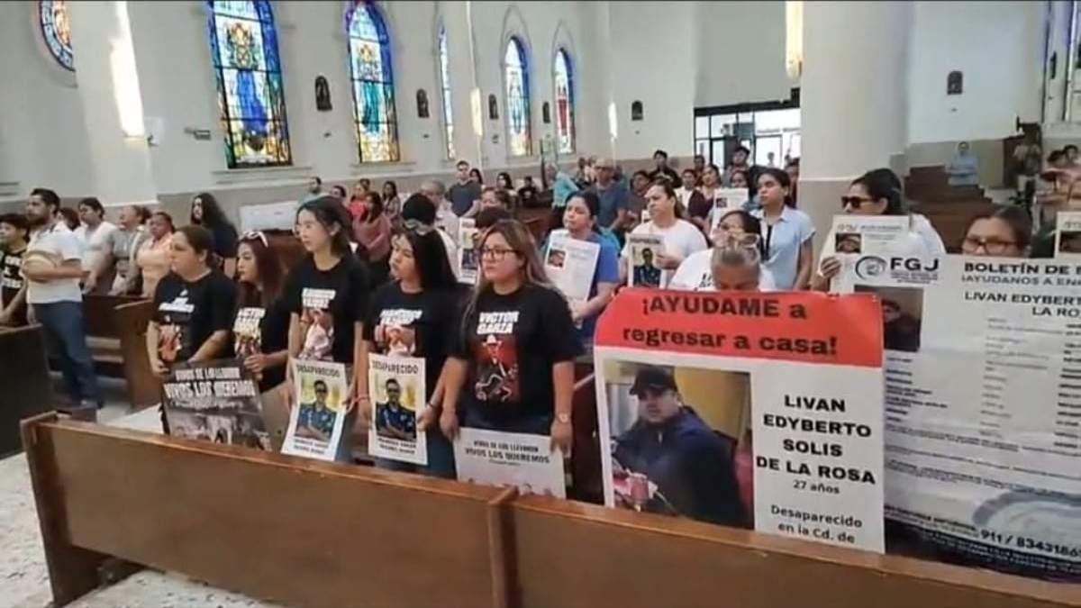 Familiares y amigos de los integrantes de Grupo Fugitivo en una misa en su honor