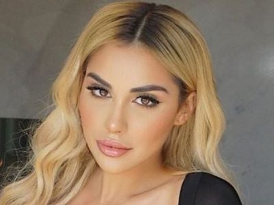 ¡Al borde del bloqueo! Alexa Dellanos abrió su bata y su sostén la traicionó ¡Toda al aire!