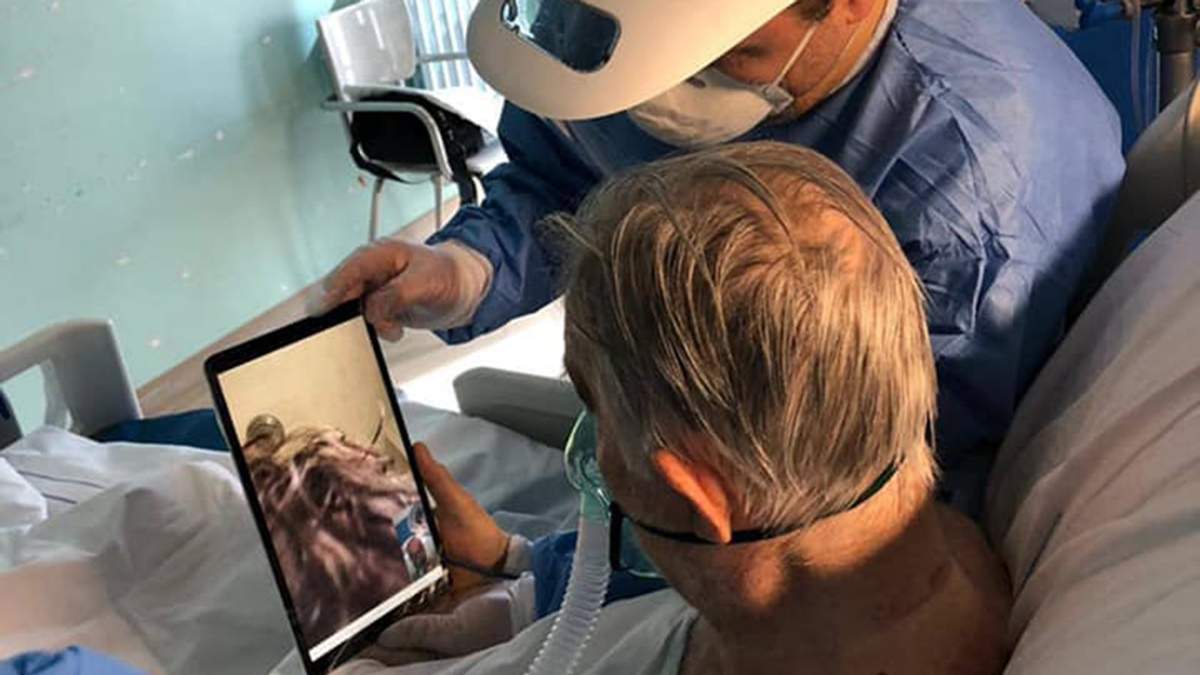Paciente con coronavirus en una videollamada. Fuente: (Twitter)