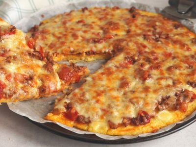 No tires la polenta que te sobró y hacete esta increíble tarta de jamón y queso, ideal para la cena del finde