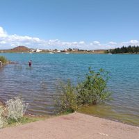 Recomiendan no bañarse en sectores de El Chocón donde hay manchones verdes