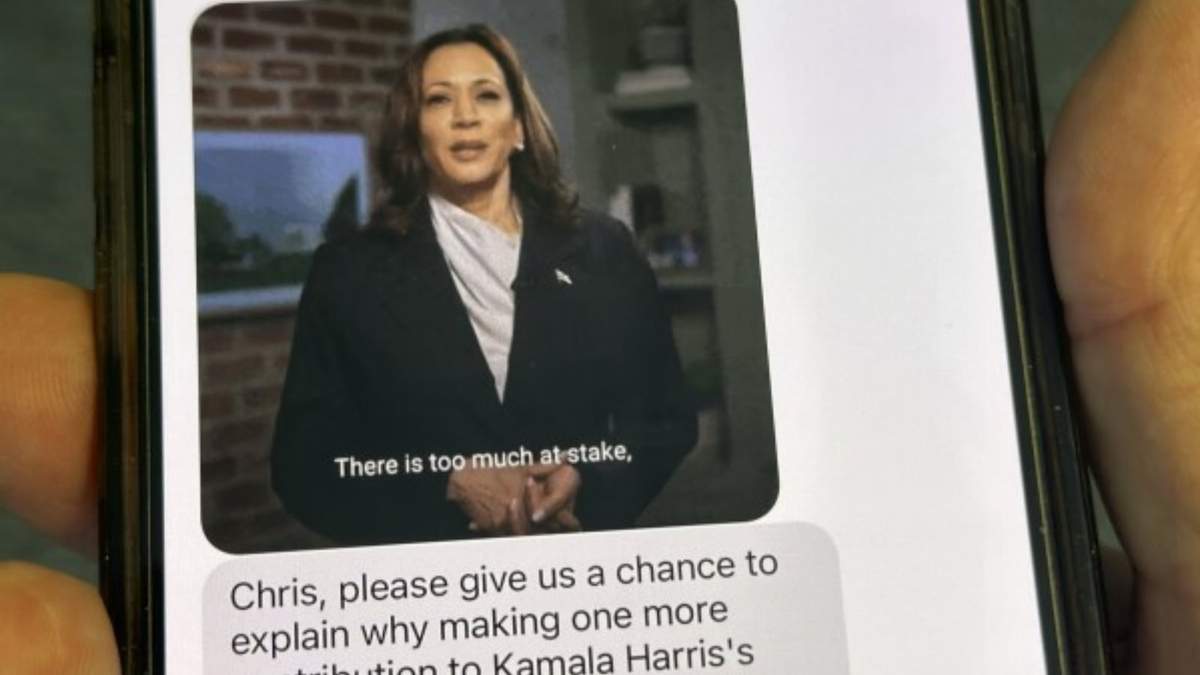 Vista de un mensaje en un teléfono celular el 30 de octubre de 2024, en Washington, mientras millones de electores en EU reciben mensajes promocionando a Donald Trump o Kamala Harris