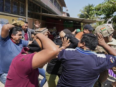 Apedrean a candidato presidencial Andrónico Rodríguez, considerado “traidor” a Evo Morales (Video)
