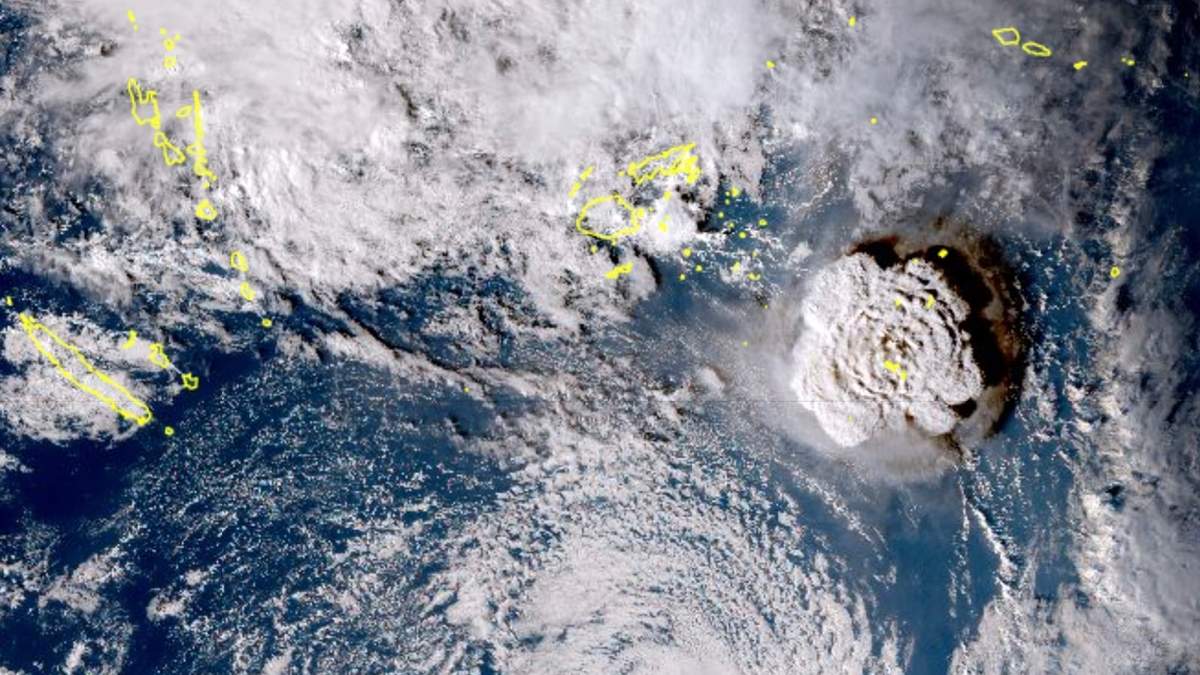 El satélite japonés Himawari-8 captó la erupción del volcán submarino cerca de Tonga