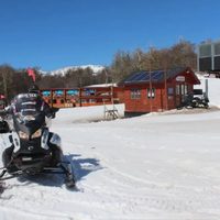 Miles de turistas disfrutan el feriado largo en Chapelco con un entorno nevado en plena primavera
