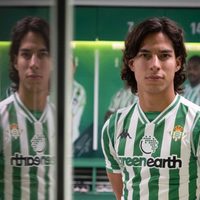 Primera convocatoria del Betis para Diego Lainez; su debut depende de un trámite