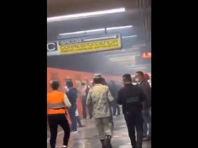 Humo en un tren, retrasos y saturación en cuatro líneas del Metro en el inicio de semana (Videos)