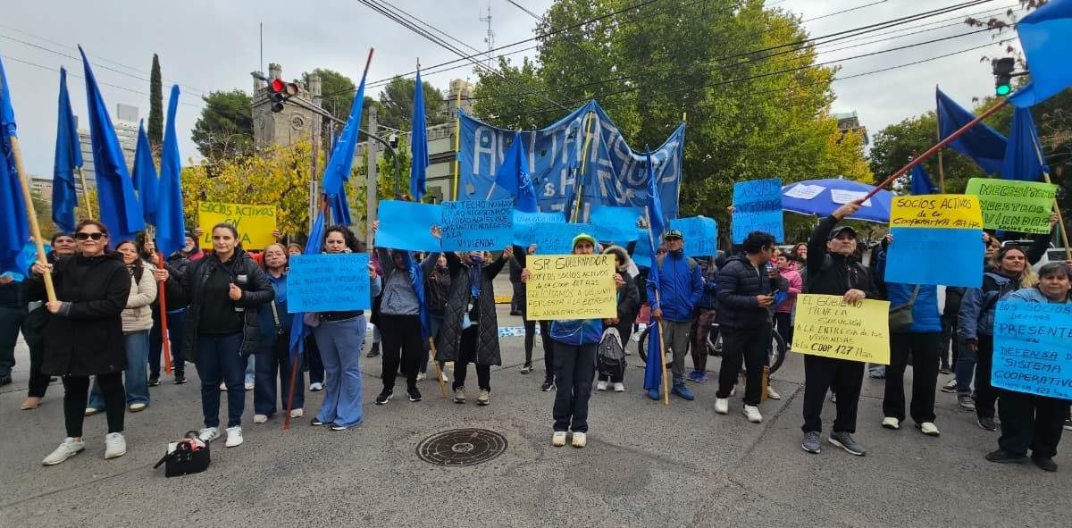 Socios de la Cooperativa reclamaron en Casa de Gobierno. Fuente: (Javier Manzano)
